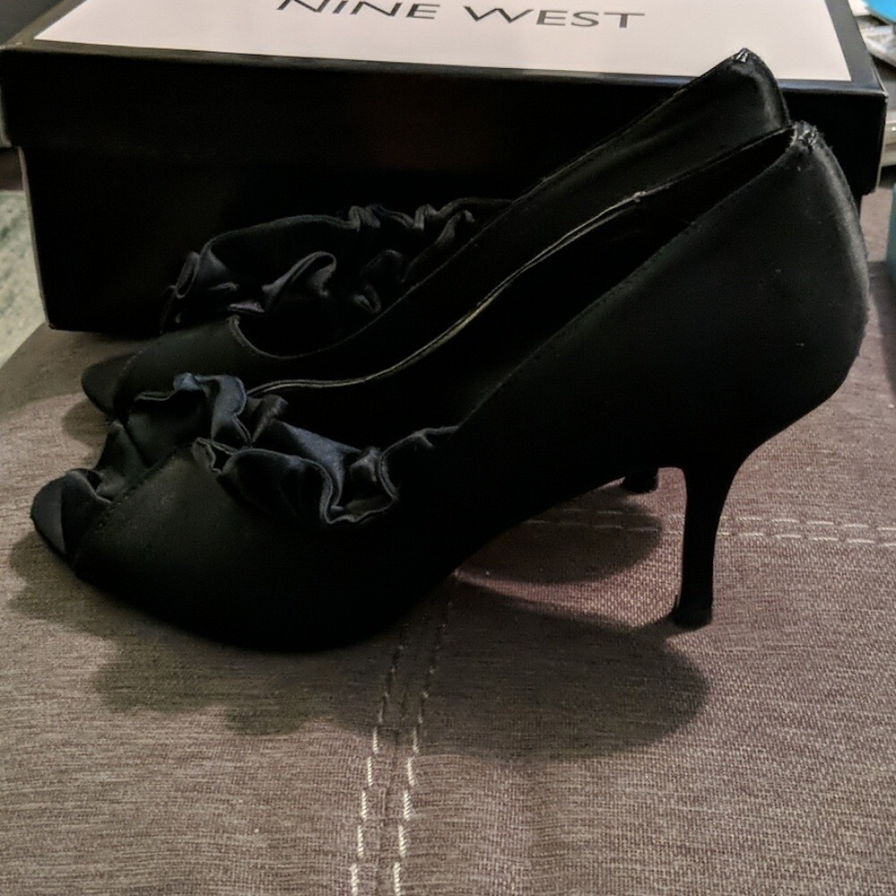 Ann Marino Women's Ruffle Peep Toe Black Satin Heels Sz 8.5 EUC - Picture 2 of 5